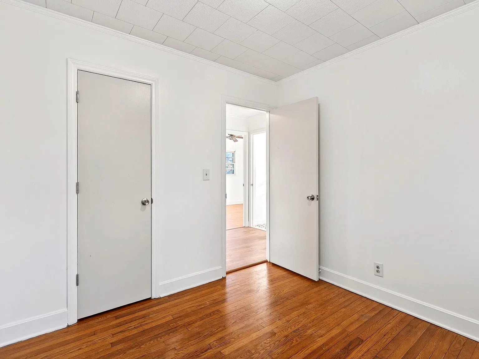 3 bed, 957 sqft, $1,300 — Photo 2