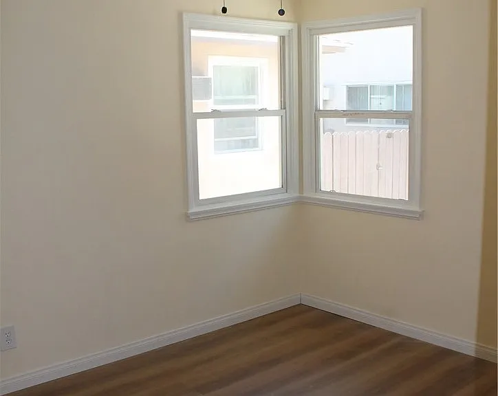 1613 W Victory Blvd — Photo 5