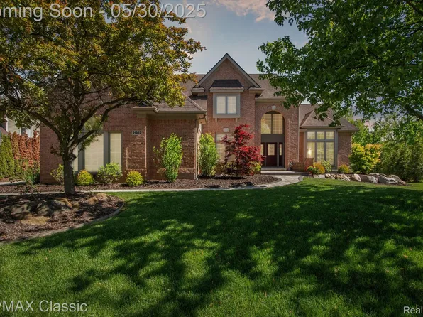 21982 York Mills Cir, Novi, MI 48374