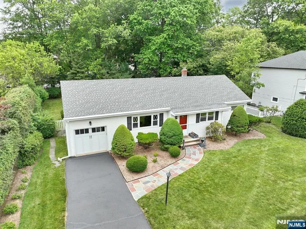 323 12th St, Cresskill, NJ 07626