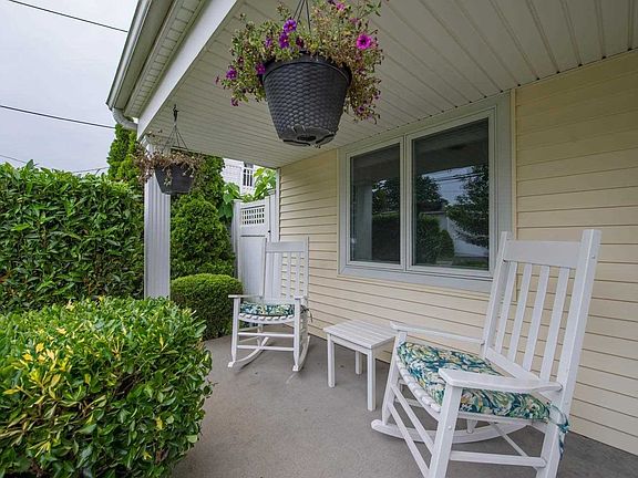 3rd image of 20 Cottage Dr