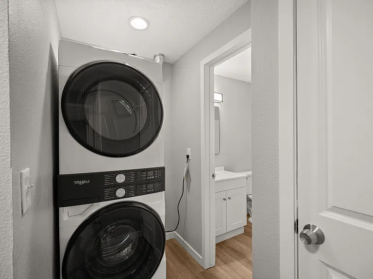 River Court Apartments - Updated Units With A View! — Photo 39