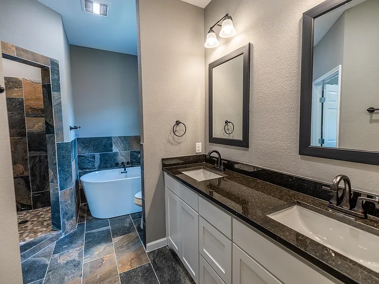 207 S James St — Photo 3