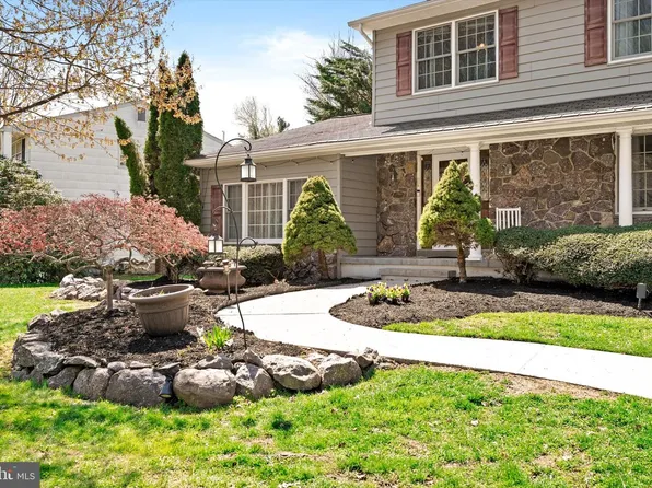 4 Twain Dr, Allentown, NJ 08501