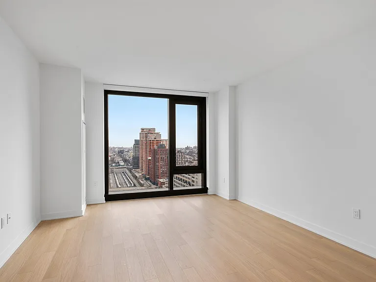 18 6th Ave #912 — Photo 3