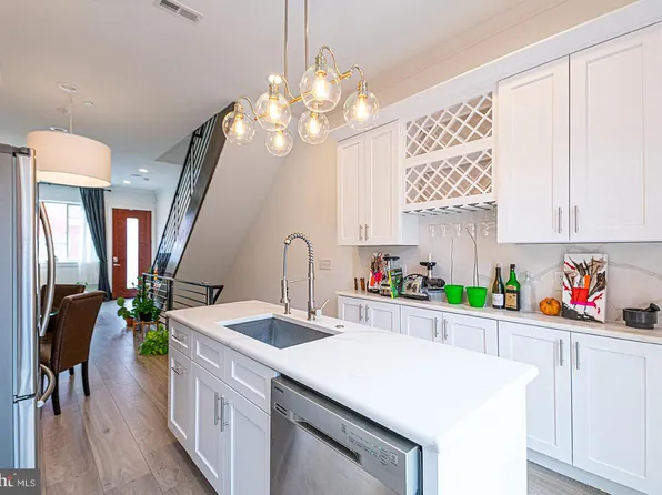 2137 Cross St, Philadelphia, PA 19146