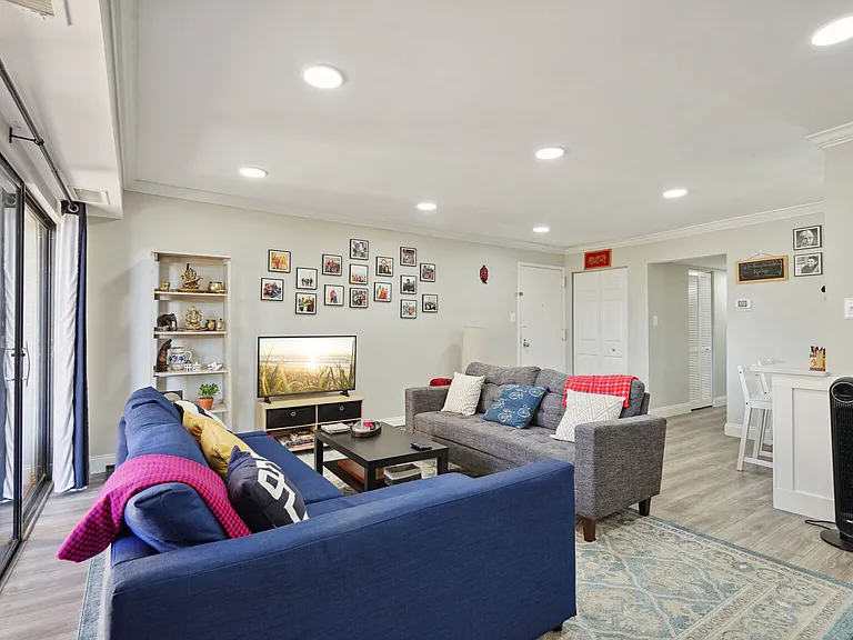 102 Monroe St #201 — Photo 16