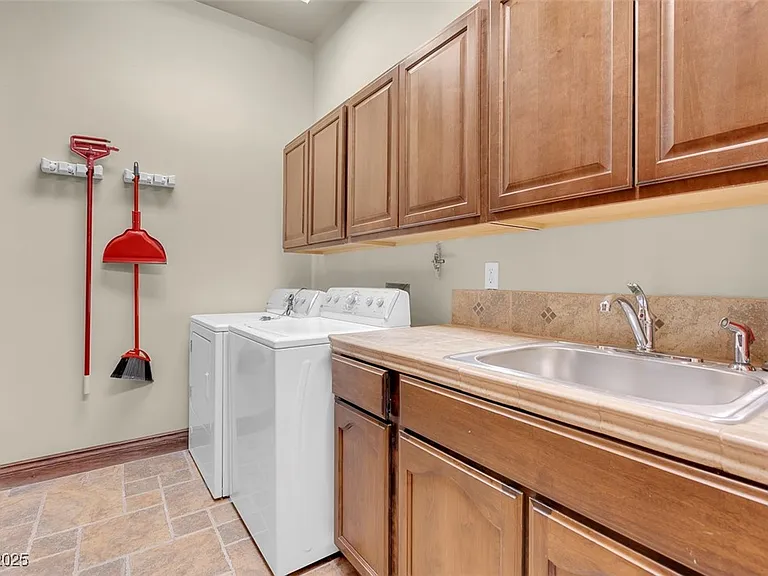 264 Crestview Dr — Photo 71