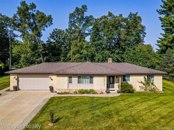 53121 Franklin Dr, Shelby Township, MI 48316