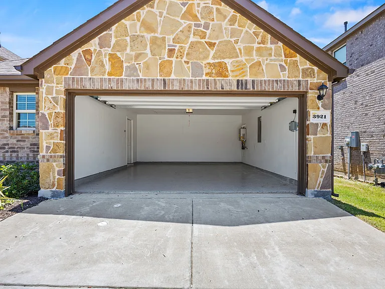 3921 Oak Creek Cir — Photo 27