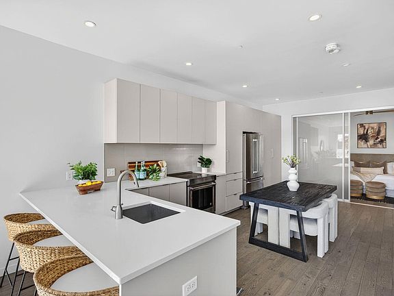 5th image of 1300 N Ogden St #301