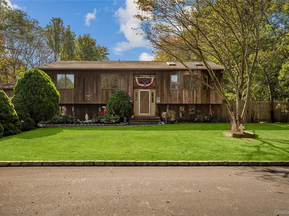 14 Mineola Street, Holtsville, NY 11742