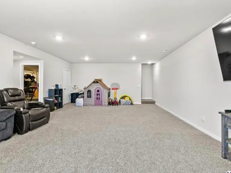 9007 Alexandra Rd — Photo 8