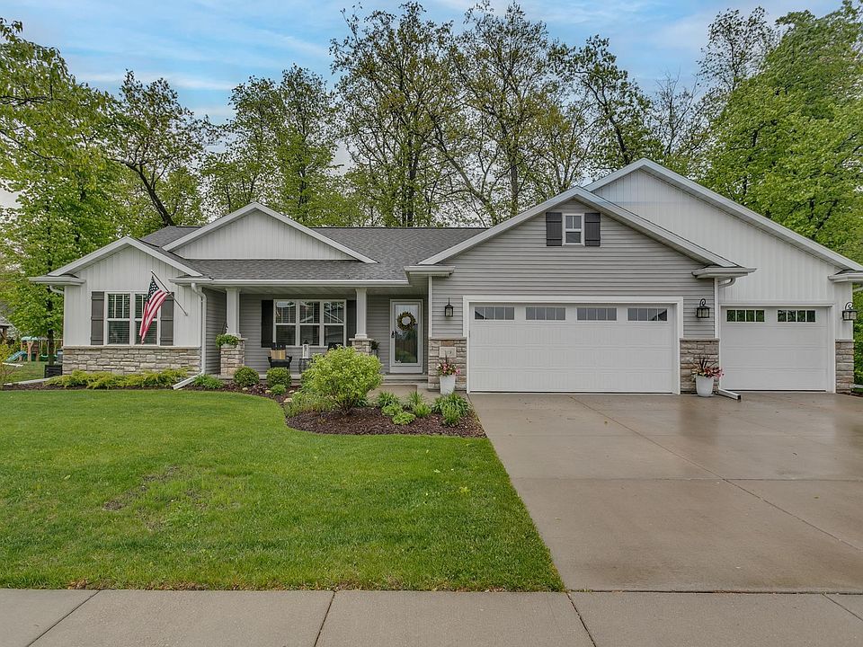 1st image of 319 Castle Oak Dr