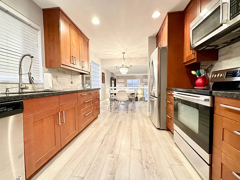 136 W 4th St #D — Photo 6
