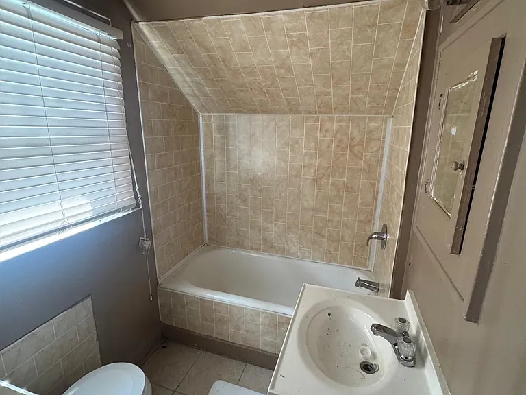 614 E Marengo Ave — Photo 30