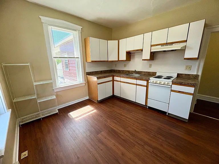 246-250 S Market St — Photo 12
