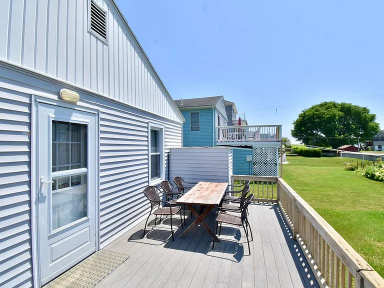 22 Montauk Ave — Photo 4