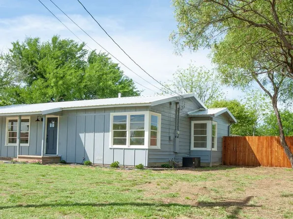 227 E College St, Jacksboro, TX 76458