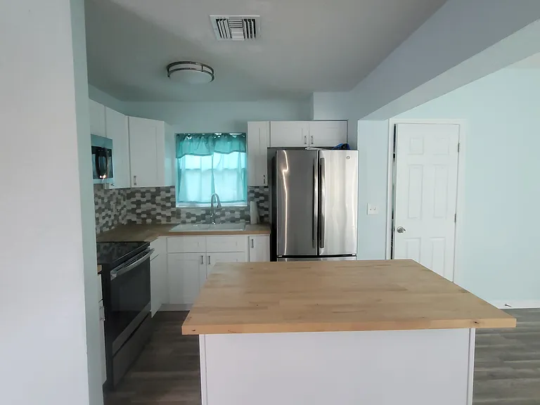 513 Hollyhock Ln — Photo 3