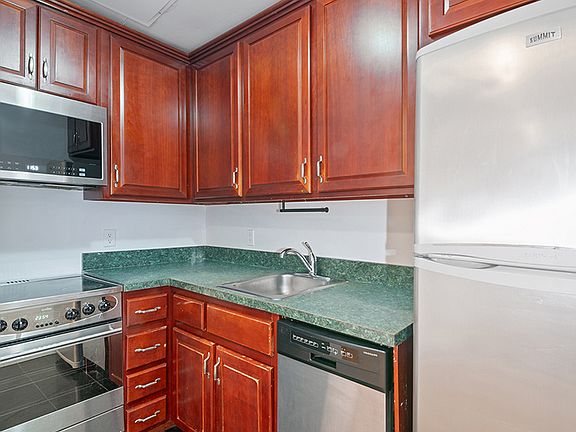 4th image of 525 W 49th St APT 4F