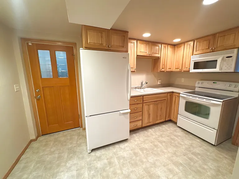 Additional kitchen (downstairs)