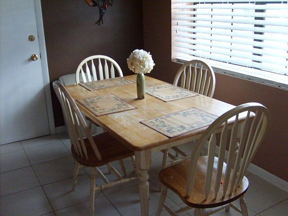 BREAKFAST AREA/EAT-IN KITCHEN