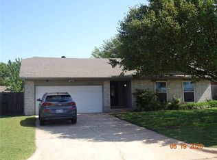 1029 NW 24th St, Moore, OK 73160