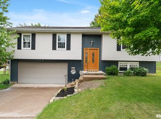 3807 Fairhaven Rd, Davenport, IA 52807