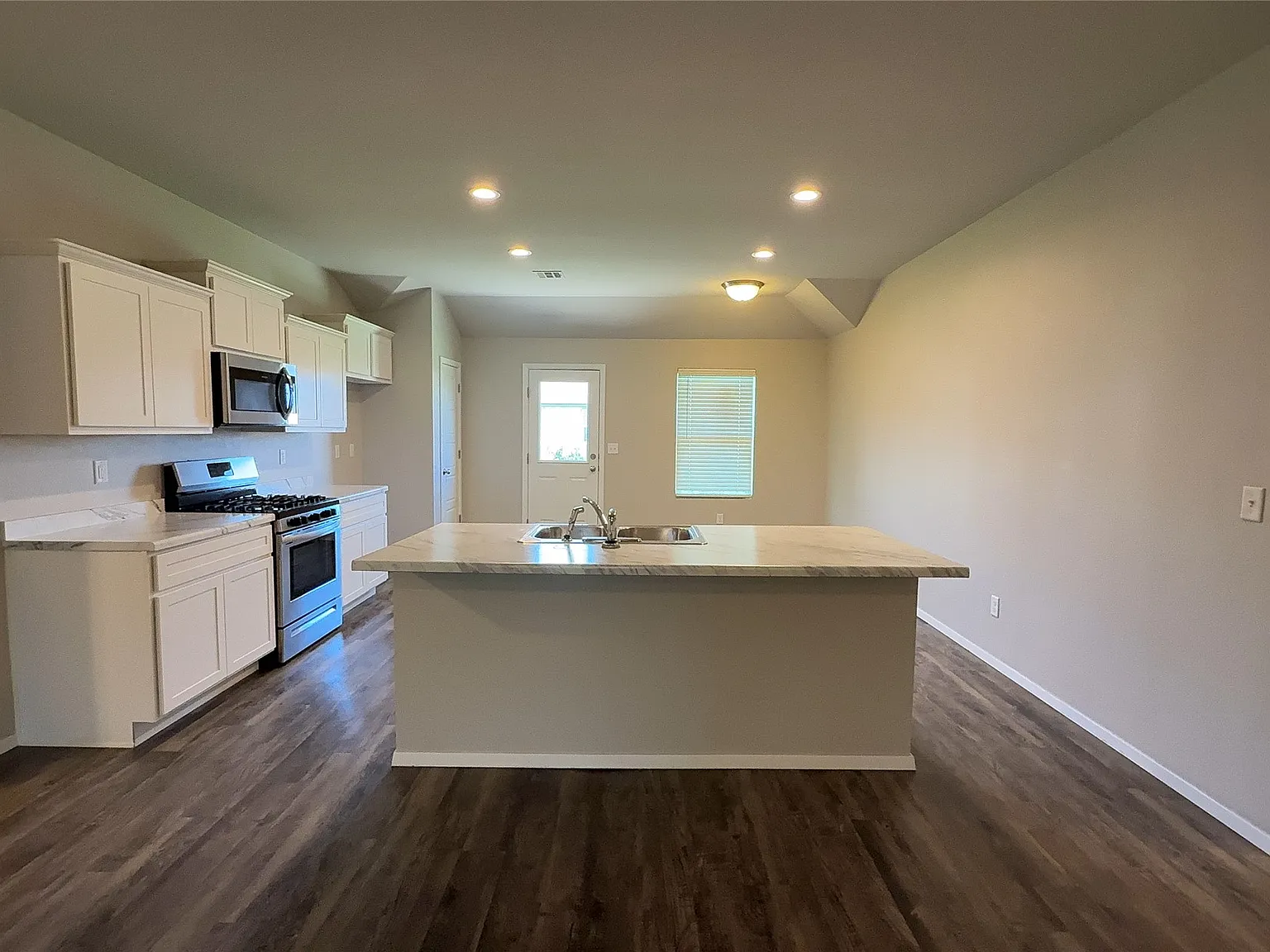 4 bed, 2.0 bath, 1690 sqft, $2,045 — Photo 4
