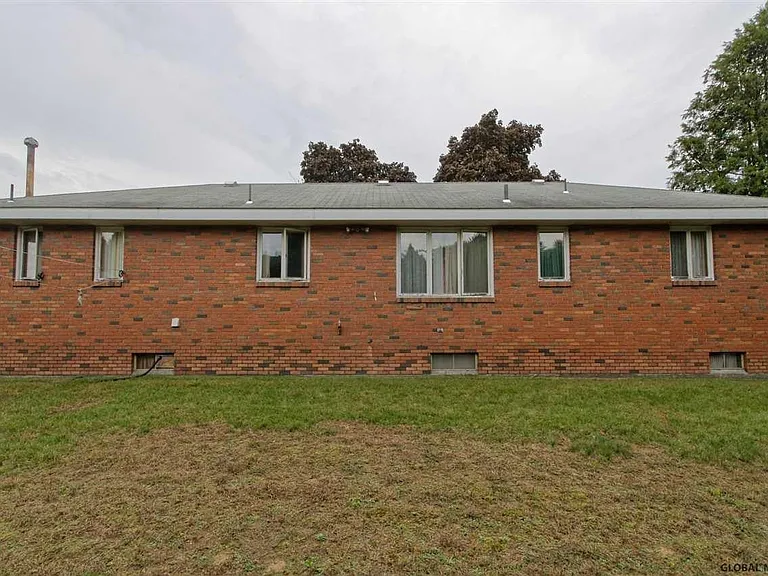10 Alfred Dr E — Photo 2