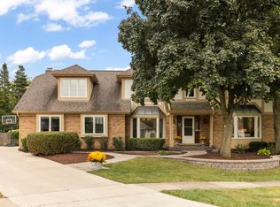 19 Hawkins Cir, Wheaton, IL 60189