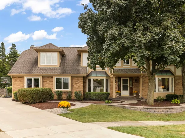 19 Hawkins Cir, Wheaton, IL 60189