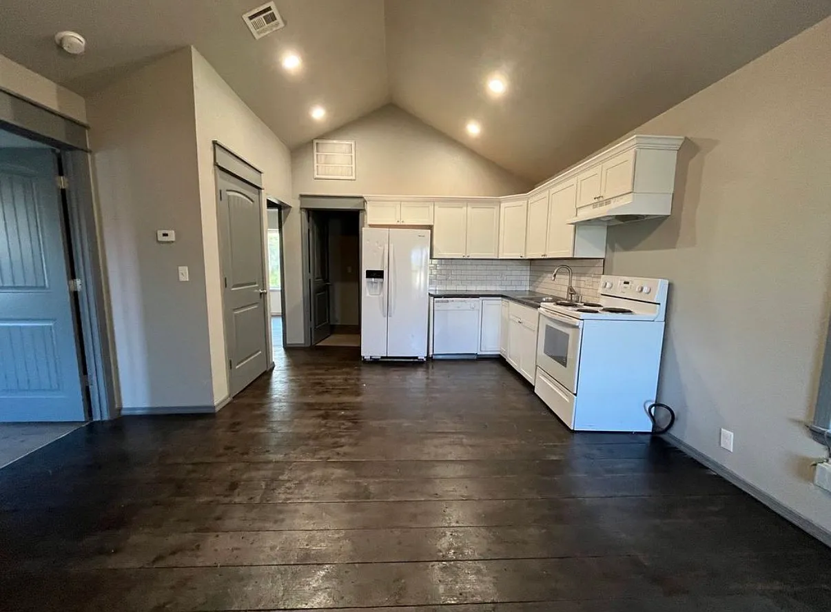 3 bed, 891 sqft, $1,295 — Photo 2