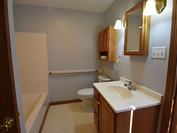 4th image of 322 W Staat St