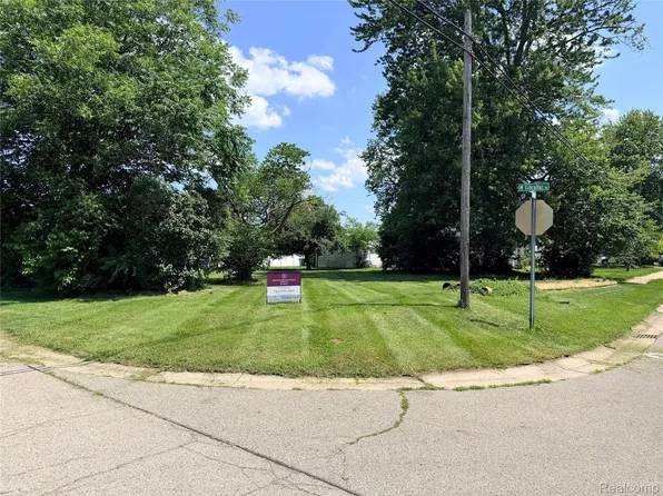 29223 Adams Dr, Gibraltar, MI 48173