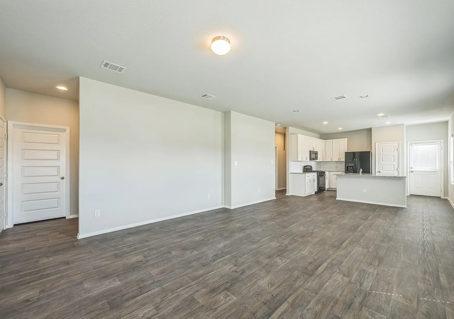 Like New 3-Bed Home in Amenity-Rich Elgin Community Easy Access to Austin! — Photo 3