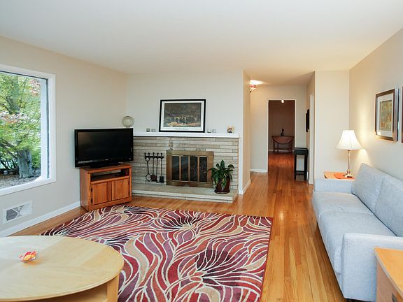 2211 rambling road-105