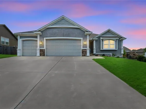 15416 Juniper Ln, Basehor, KS 66007