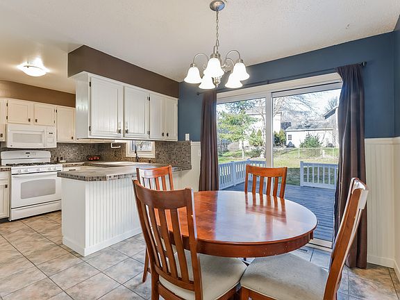 4th image of 1061 Sweet St NE