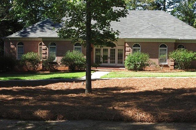 1st image of 727 Country Club Dr