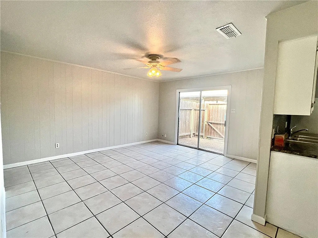 3 bed, 2.0 bath, 1054 sqft, $1,400 — Photo 4