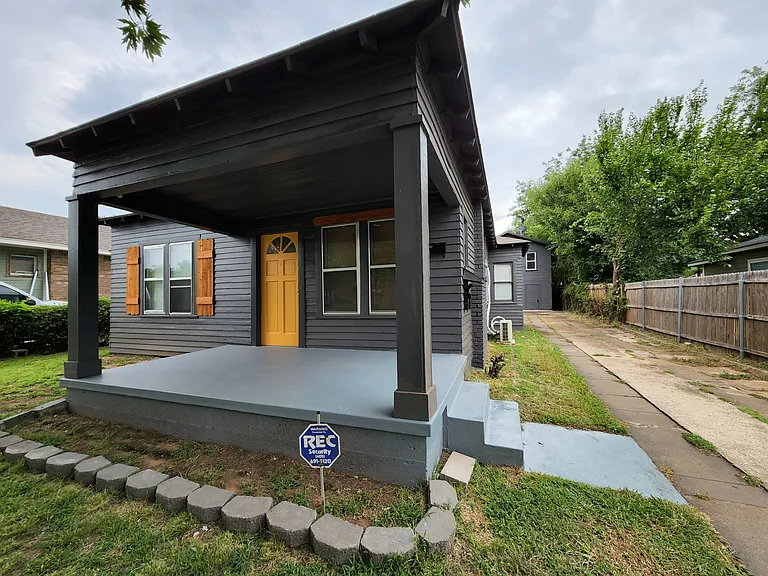 1946 NW 15th Streetmain House — Photo 3
