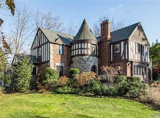 30 Crowntop Rd, Manhasset, NY 11030