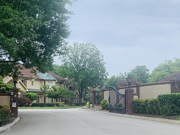5th image of 905 Westcourt Dr
