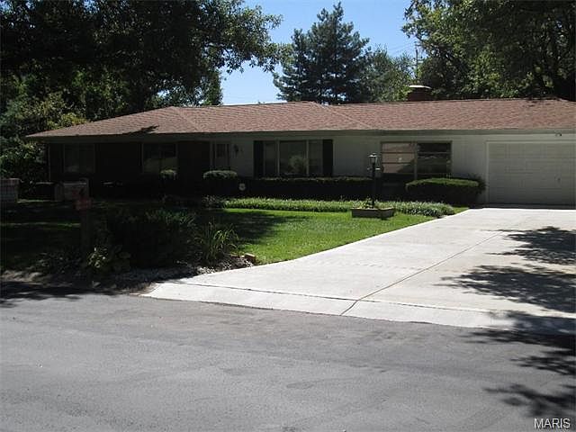 1st image of 4 Green Garden Dr