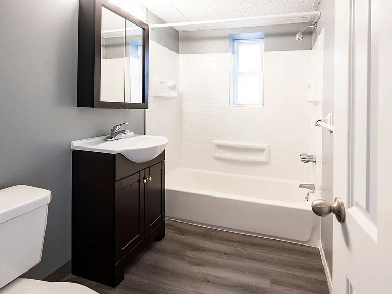 Creswood Apartments- Come home to Convenience! — Photo 10