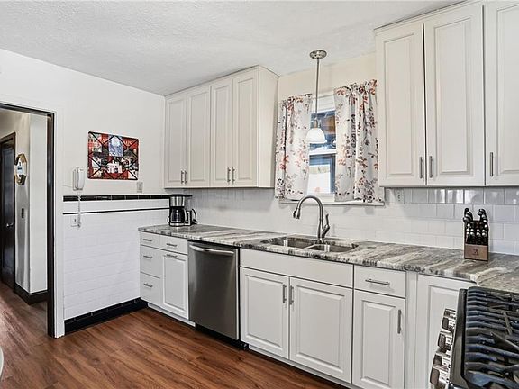4th image of 1625 Smith St
