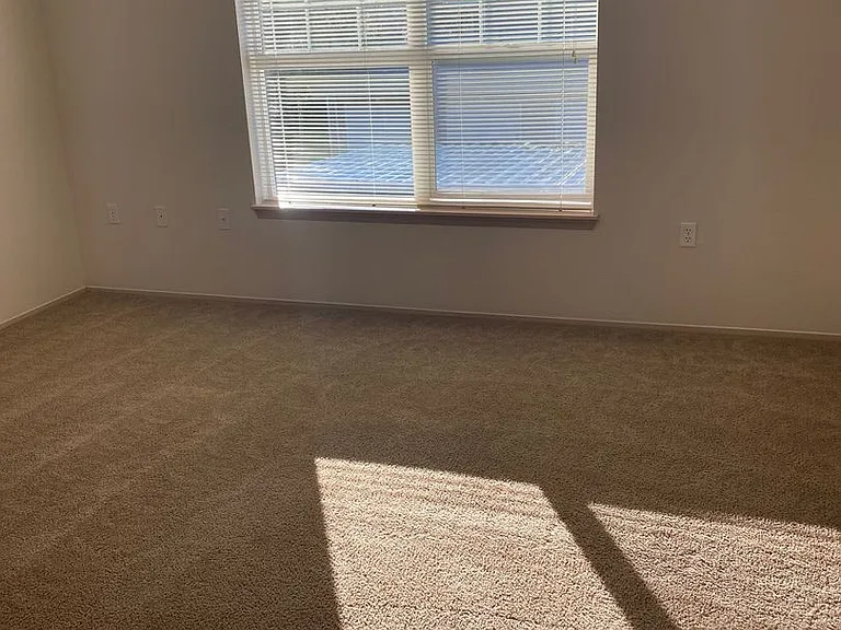 Sunrise Pointe Apartments — Photo 15