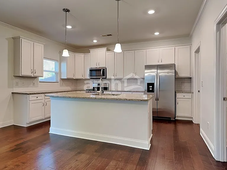 515 McMillan Ln — Photo 3